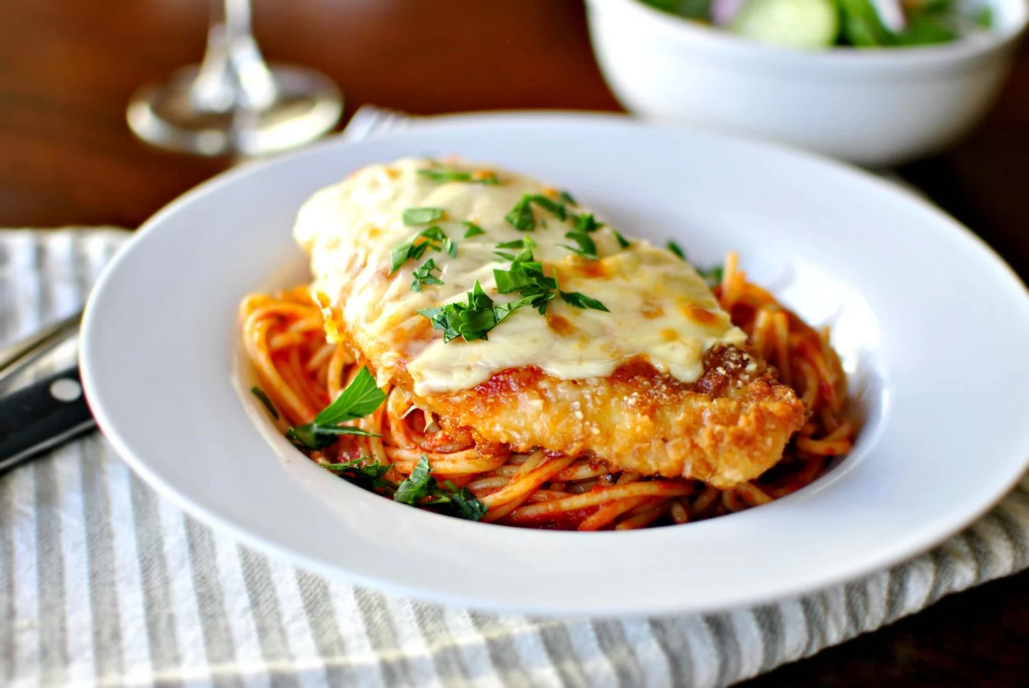 COMBINACIONES Y ACOMPAÑAMIENTOS DEL POLLO A LA PARMESANA