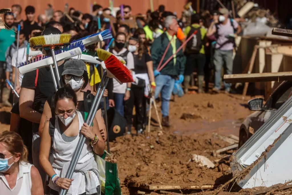 Voluntarios anónimos, la primera línea de ayuda ante la peor DANA del siglo