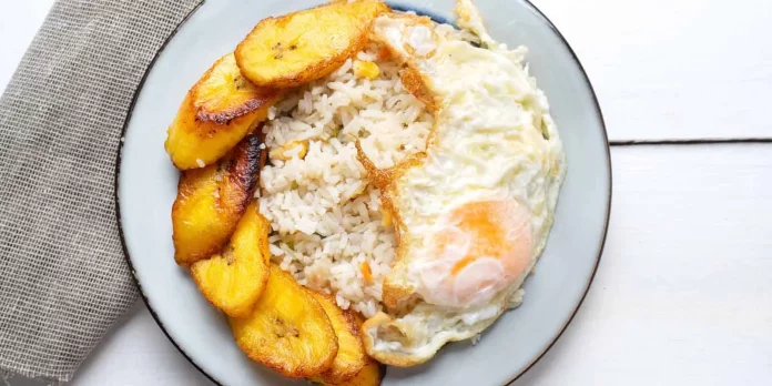 Arroz a la cubana con plátano frito, el clásico español que nunca defrauda