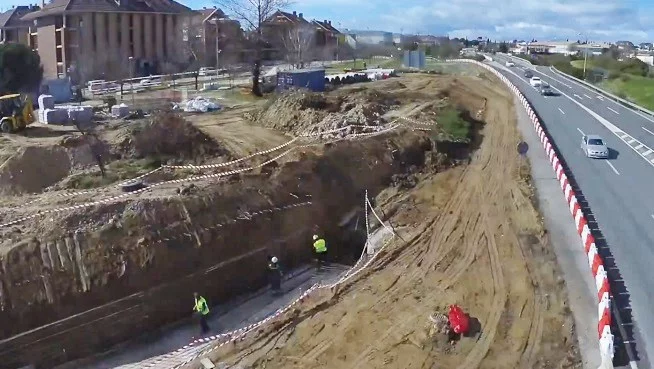 Obras galeria subterranea por debajo del carril de acceso a la M 50 en Boadilla del Monte Moncloa