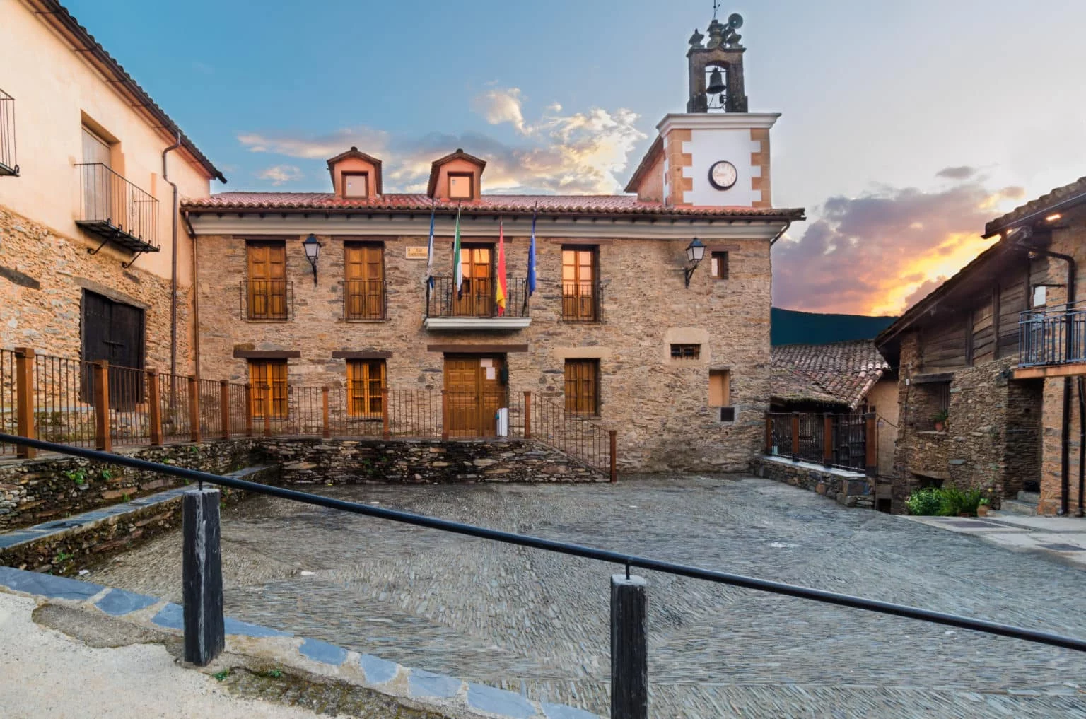 PATRIMONIO CULTURAL Y TRADICIONES EN ROBLEDILLO DE GATA