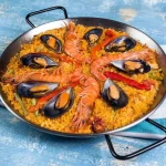 La paella de kiko matamoros: el plato estrella que sorprende en sus reuniones familiares