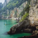 En este rincón de Cantabria, los acantilados y el mar se encuentran en una danza majestuosa