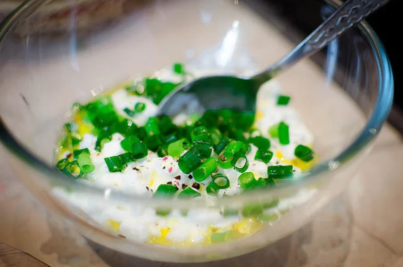 Ingredientes para preparar el arbolito de queso navideño 