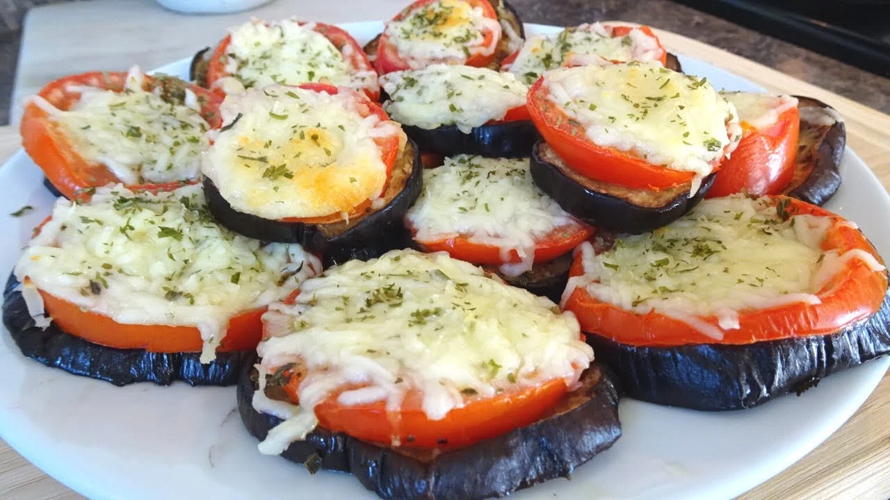 RECETA FÁCIL DE BERENJENAS AL HORNO CON TOMATE Y QUESO