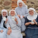 Las monjas de Belorado piden adoptar gallinas y su falso obispo se lanza a comprar fincas