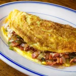 La tortilla está muy buena, pero deberías arriesgarte a prepararla al estilo omelette country-style