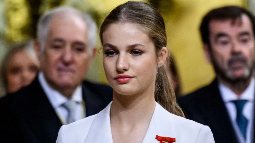 Leonor, fue la primera en recibir el Toisón de Oro de su padre. 