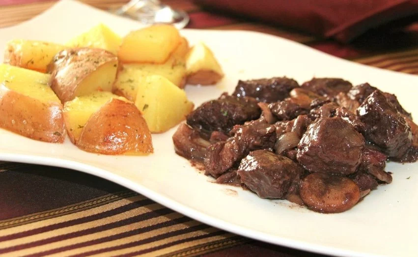 LOS INGREDIENTES ESENCIALES PARA UNA TERNUERA BOURGUIGNON DELICIOSA