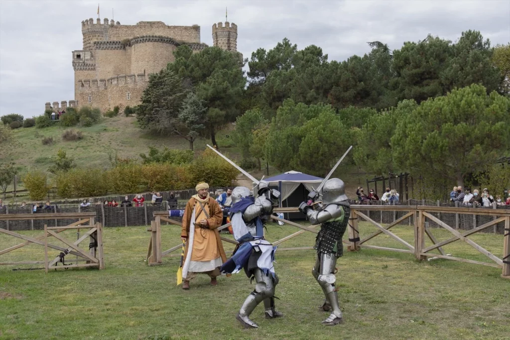 EuropaPress 4008812 dos hombres participan exhibicion combate medieval jardin castillo Moncloa