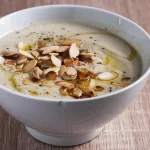 Aprende a hacer sopa de almendra, una de las recetas tradicionales para enero