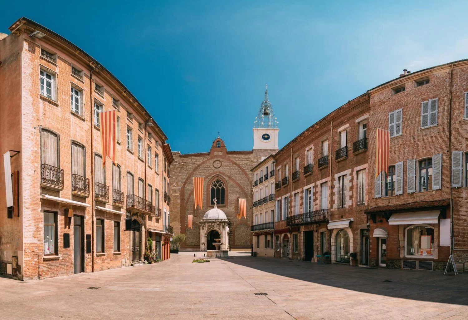 PERPIÑÁN, LA CIUDAD QUE CAUTIVA CON SU HISTORIA Y ARQUITECTURA