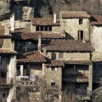 Conoce el pueblo cerca a Barcelona que está sobre un abismo a 822 metros de altura