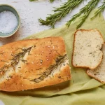 La mejor receta para un pan casero buenísimo con hierbas aromáticas