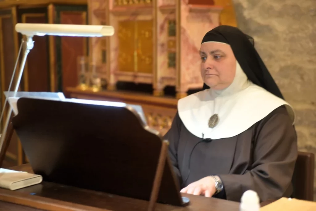 Sor Belén de Belorado tocando el órgano.