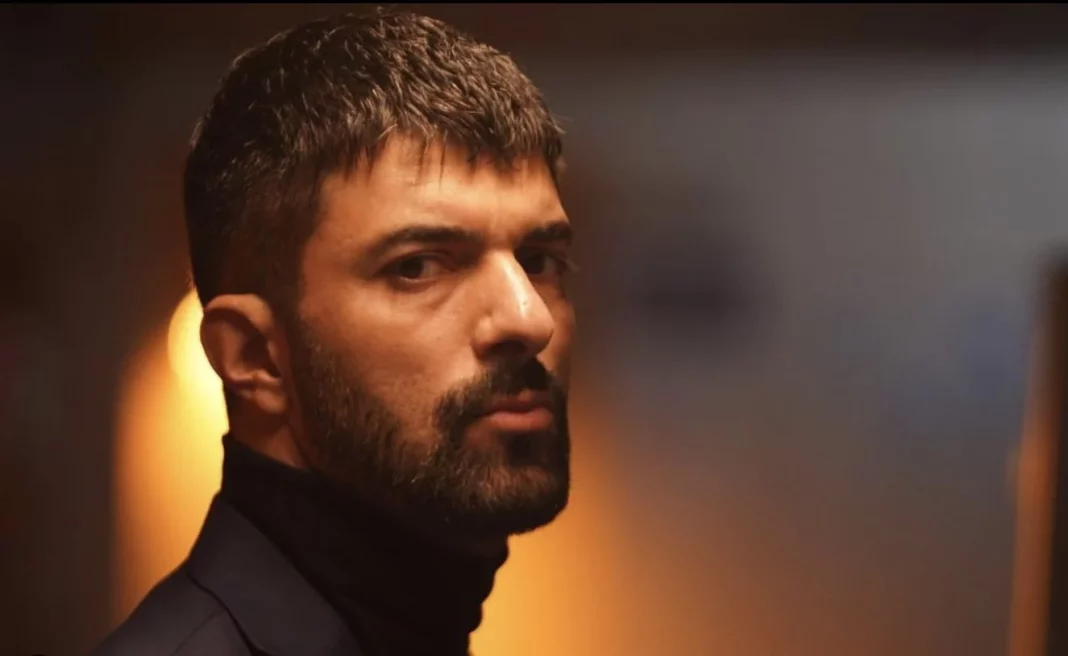 Engin Akyürek: la querida estrella de “Fatmagul” que se encargará de conducir el hilo argumental de la serie