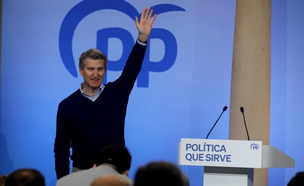 El líder del PP, Alberto Núñez Feijóo, saluda a los suyos en Asturias en su arenga contra el PSOE