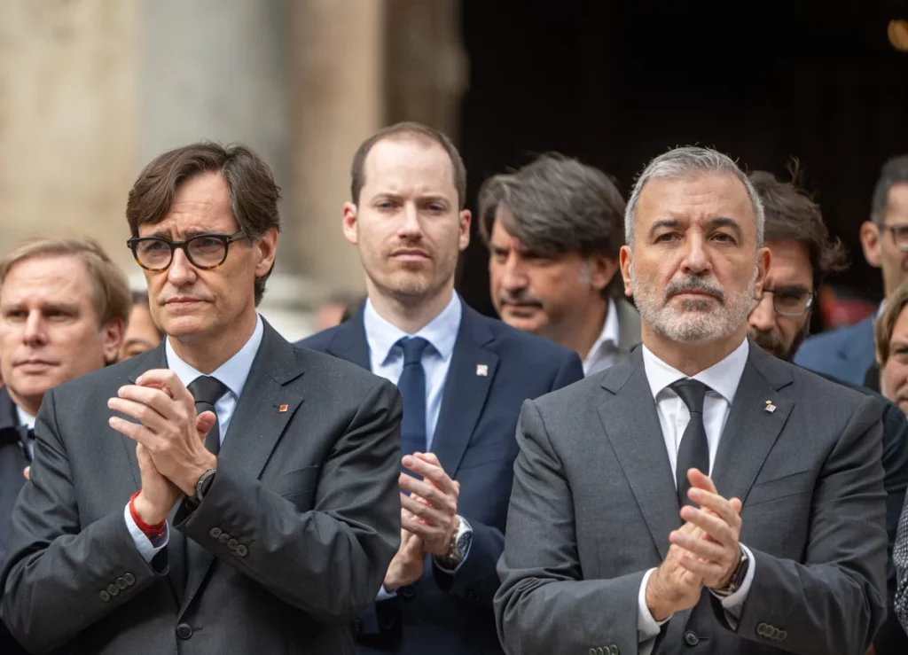 Salvador Illa y Jaume Collboni, líderes de la Generalitat y del Ayuntamiento de Barcelona, sin Presupuestos y con la intención se subir impuestos | Fuente: Agencias