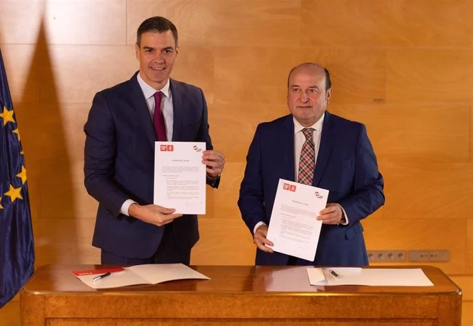 Pedro Sánchez y el 'aprovechategui' de Andoni Ortuzar, líder del PNV, firmando uno de los acuerdos en la legislatura tras su traición al PP