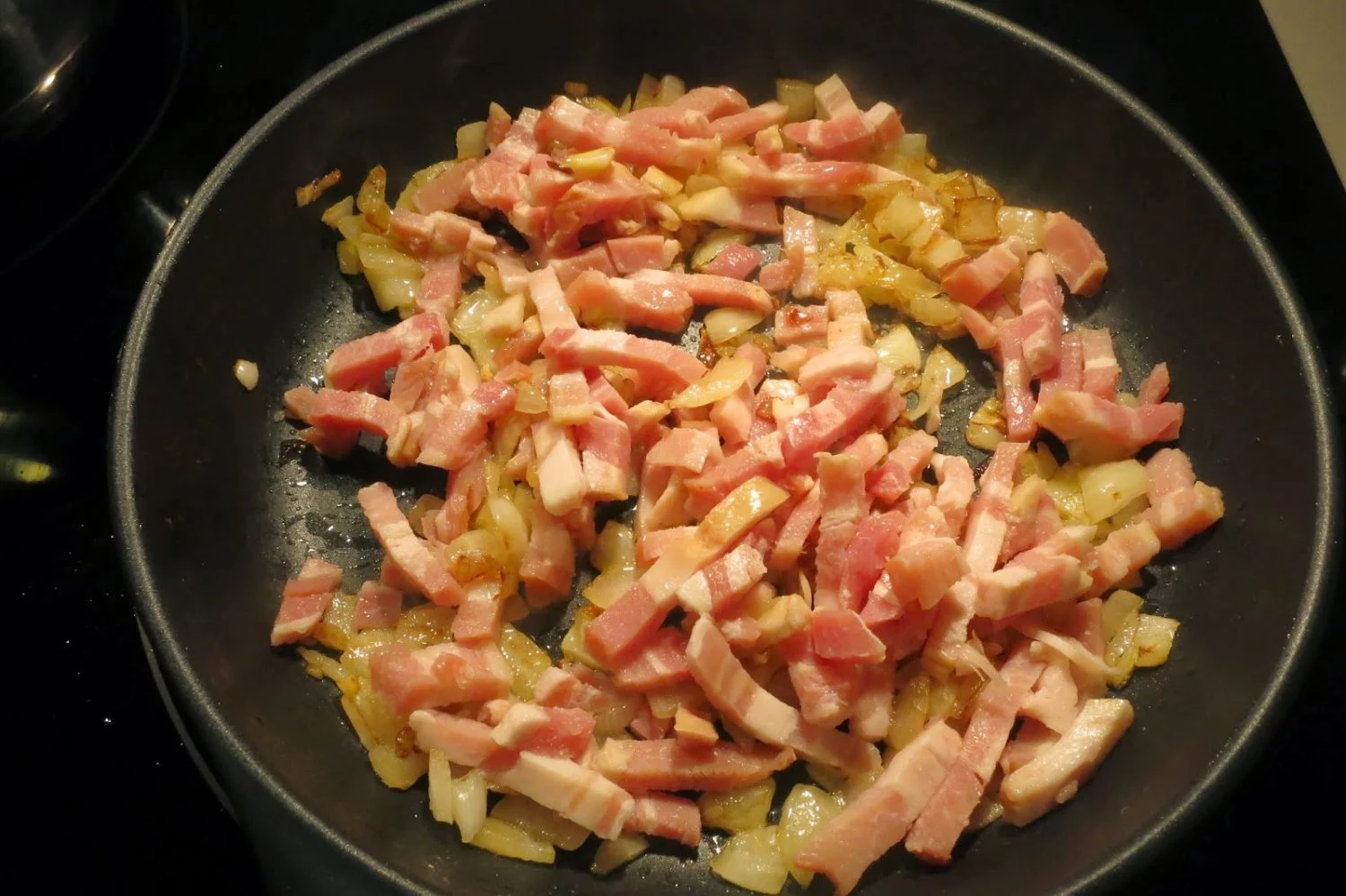 EL PROCESO DE ELABORACIÓN DE LA TORTILLA ESTILO CARBONARA