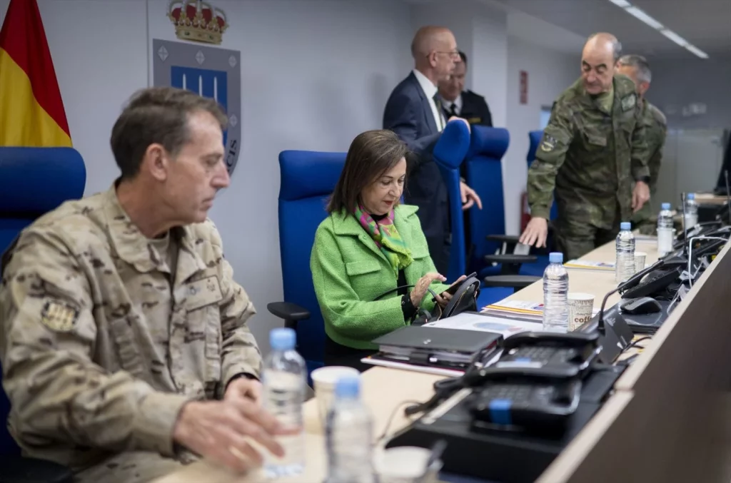 La ministra de Defensa, Margarita Robles, junto al Comandante del Mando de Operaciones, el Teniente General Francisco Braco (i), durante su visita a las instalaciones del Mando de Operaciones del Estado Mayor de la Defensa en la Base de ‘Retamares’, a 8 de mayo de 2024, en Pozuelo de Alarcón, Madrid (España). El motivo de la visita es recibir una actualización de las misiones en Irak, Líbano, Mali y Operación Atalanta (Fuente: Agencias).