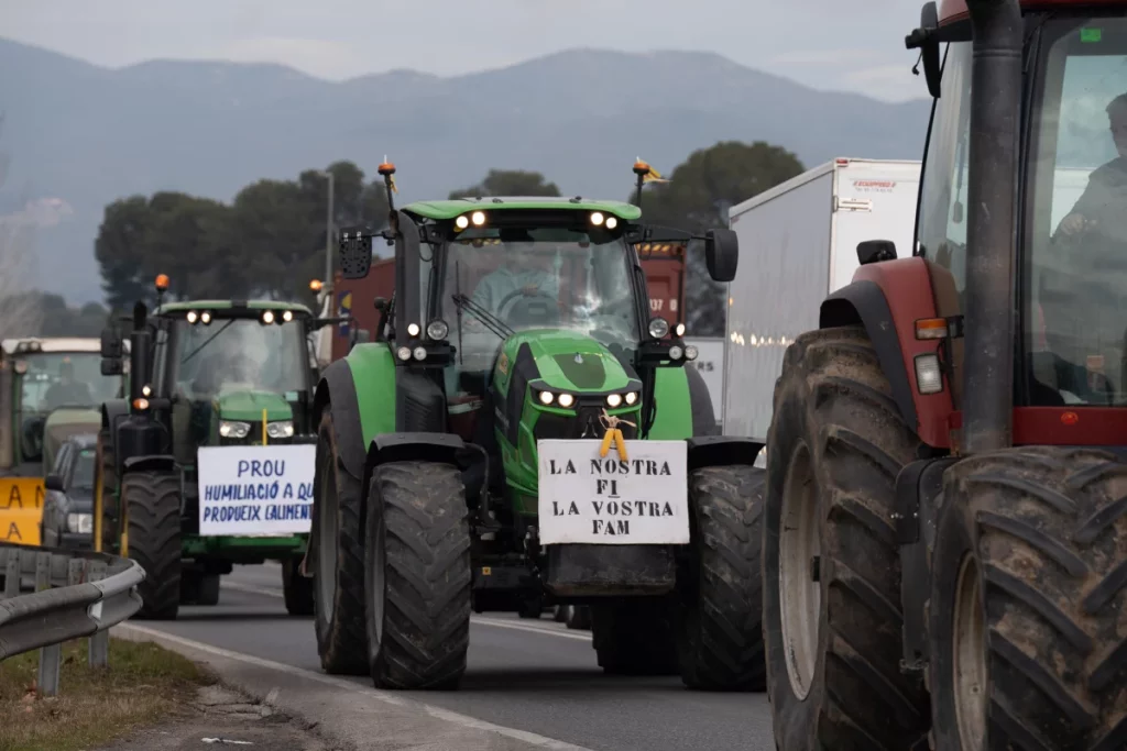 Protesta de tractores en Cataluña ante la dejadez de la Generalitat para proteger la agricultura. Fuente: Agencias