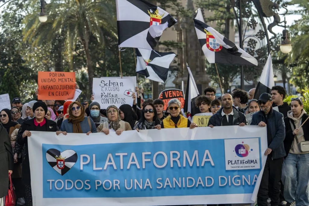 Decenas de personas durante una manifestación para exigir una sanidad digna en Ceuta (Fuente: Agencias)