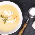 Receta de crema de sopa de ajo, un plato barato y delicioso