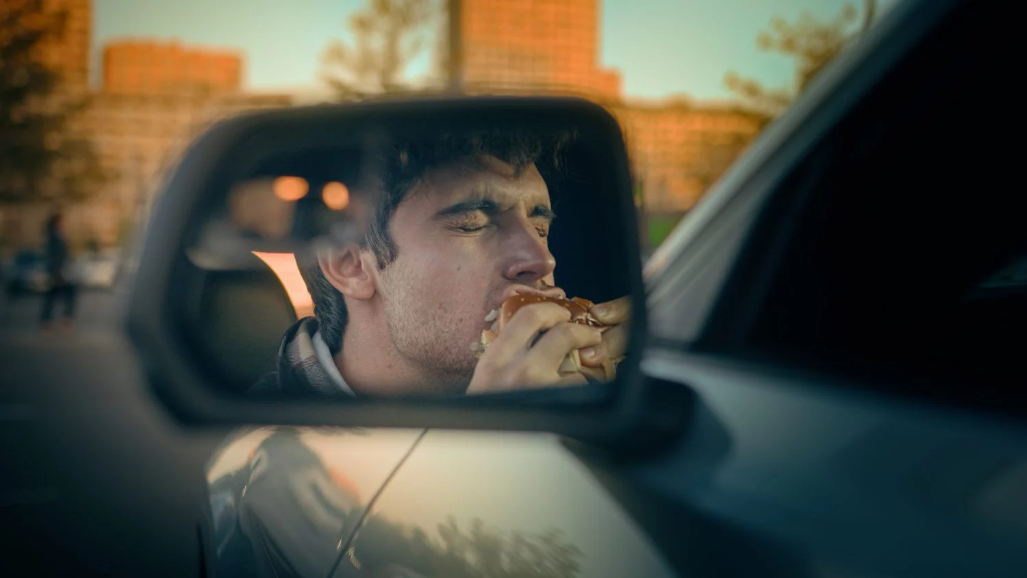 COMER, BEBER Y FUMAR AL VOLANTE, HÁBITOS PELIGROSOS Y SANCIONABLES