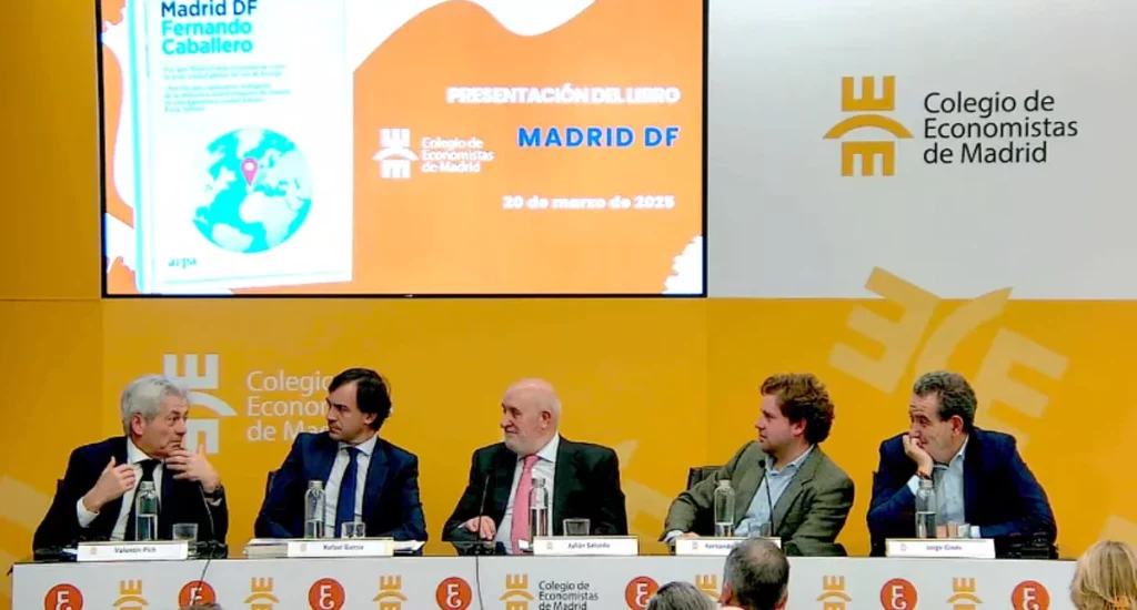 Foto de familia de la presentación del libro Madrid DF en el Colegio de Economistas | Fuente: Propia